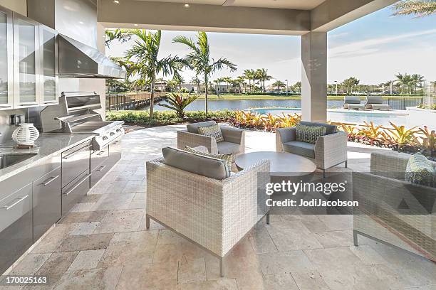 outdoor patio kitchen luxury exterior - luxury home exterior stockfoto's en -beelden