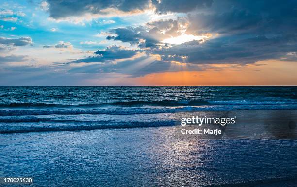 sonnenuntergang am strand in der dämmerung - anna maria island stock-fotos und bilder