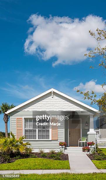 front view of cottage house on sunny day - 平房 個照片及圖片檔