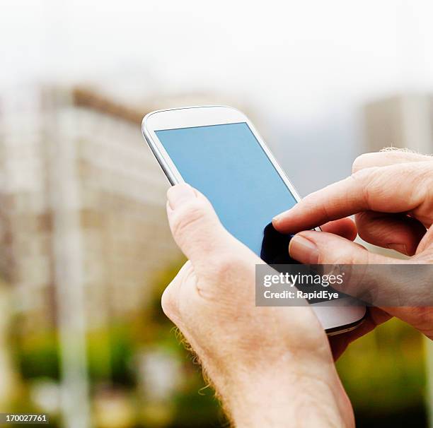 masculina manos pellizcar para zoom en el teléfono inteligente - pincher fotografías e imágenes de stock