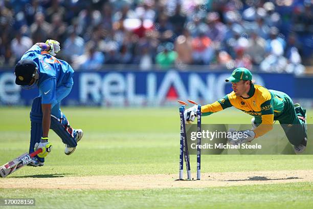 Ravindra Jadeja of India makes his ground as AB de Villiers of South Africa attempts a run out during the Group B ICC Champions Trophy match between...
