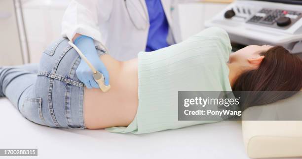 woman kidney ultrasound examination - blaas urinewegstelsel stockfoto's en -beelden