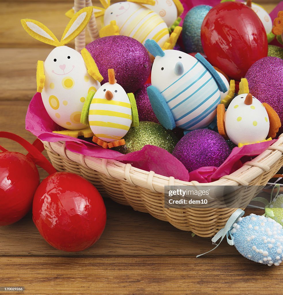 Cestino di Pasqua con uova colorate