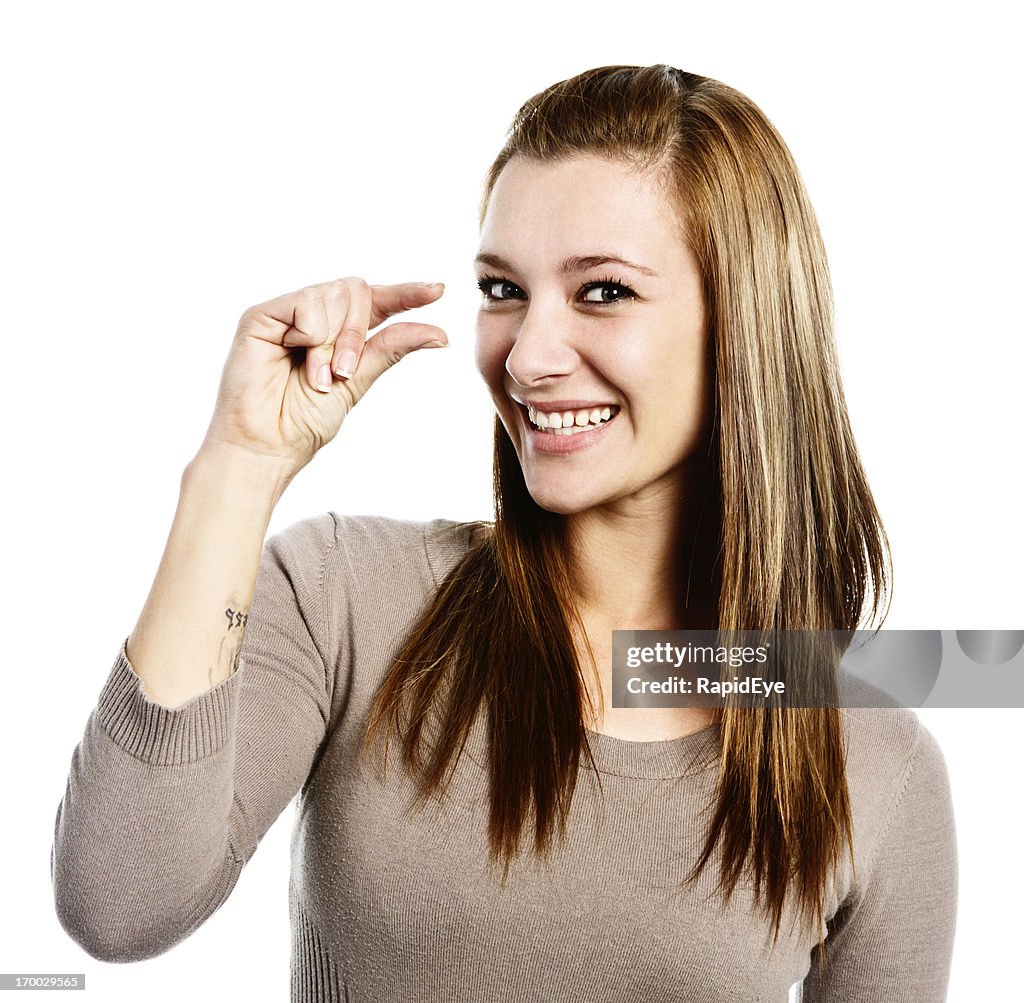 Que as pequenas? Maluco Retrato de sorrir brunette, indicando tamanho pequeno