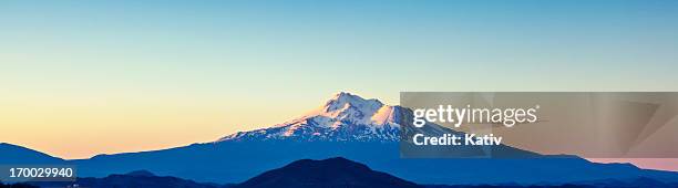 monte shasta, california, desde el noroeste al amanecer - mt shasta fotografías e imágenes de stock