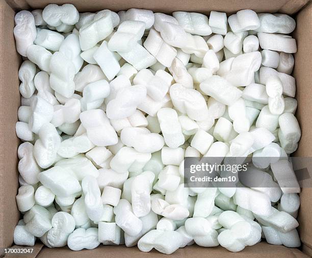 boîte remplie de matériel d'emballage - packing peanut photos et images de collection