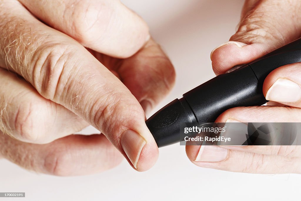 Hombre mano con automatizada lancet para extraer la sangre de dedo