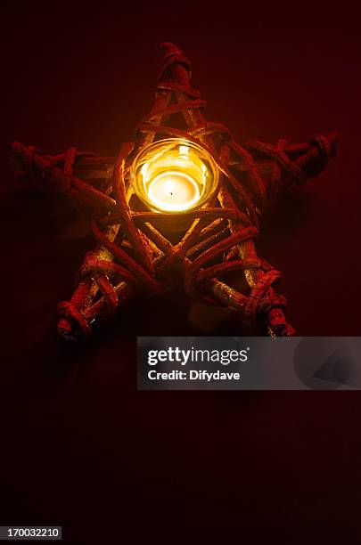 star oder pentagram candleholder mit beleuchtung kerze - pentagramm stock-fotos und bilder