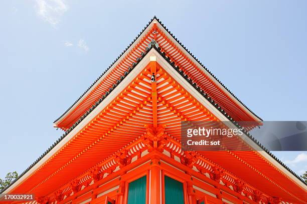 roof of konpon daito in koyasan,low angle view - konpon daito - fotografias e filmes do acervo