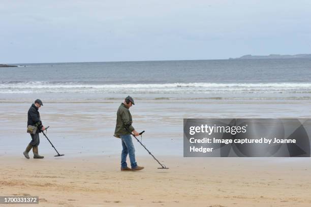 metal detecting at inishowen peninsula, donegal, ireland - sensor stockfoto's en -beelden
