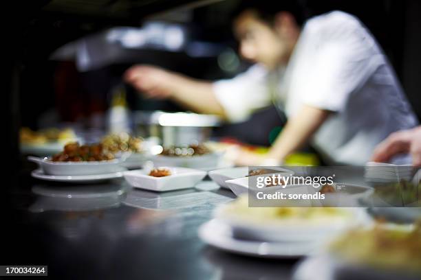 el chef prepara platos - servir comida y bebida fotografías e imágenes de stock