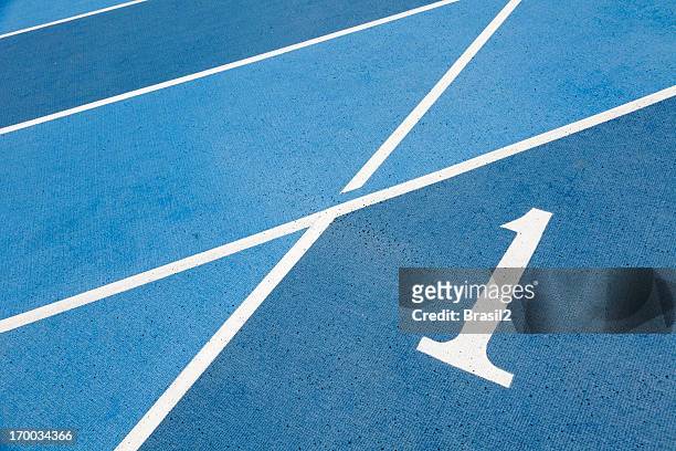 laufsteg-nummer ein - athletics track stock-fotos und bilder