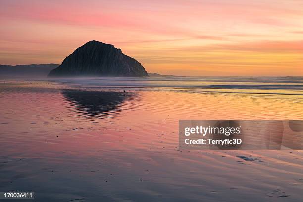 morro rock sunset - san luis obispo californië stockfoto's en -beelden