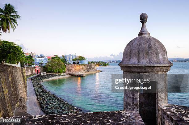 turret der altstadt von san juan in puerto rico wand - altstadt von san juan stock-fotos und bilder