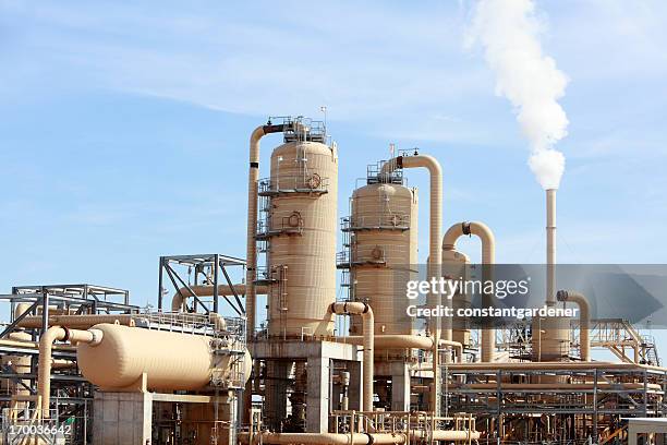 geothermal energy plant - geothermische centrale stockfoto's en -beelden