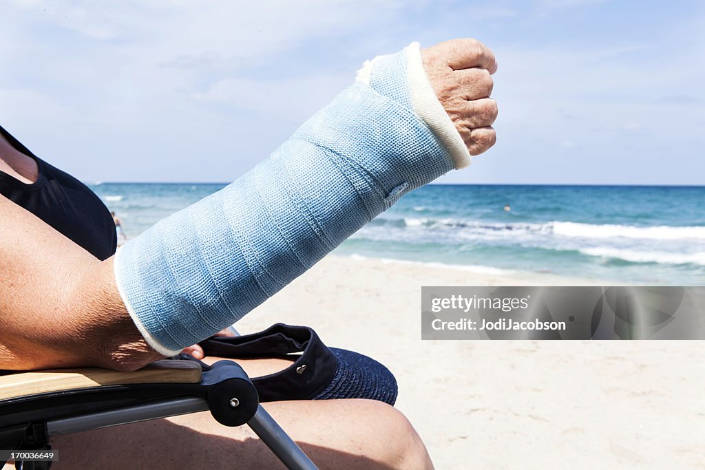 医療: 夏季には、骨折した腕