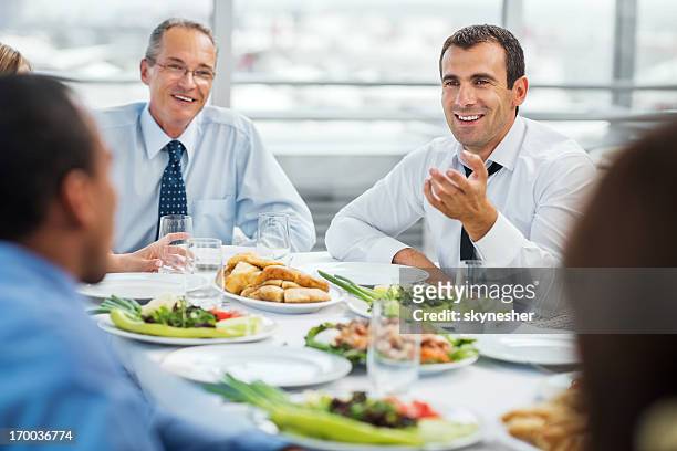 uomini d'affari avendo pranzo di lavoro. - pranzo foto e immagini stock