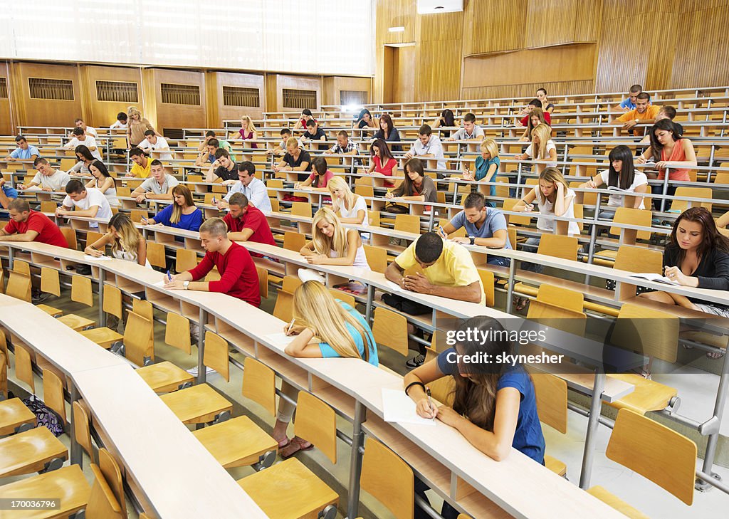 Große Gruppe von Studenten, die Prüfung.