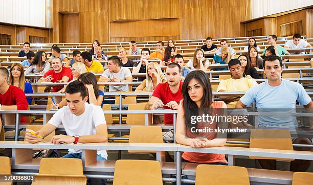 large group of students at university amphitheatre. - auditoria stockfoto's en -beelden