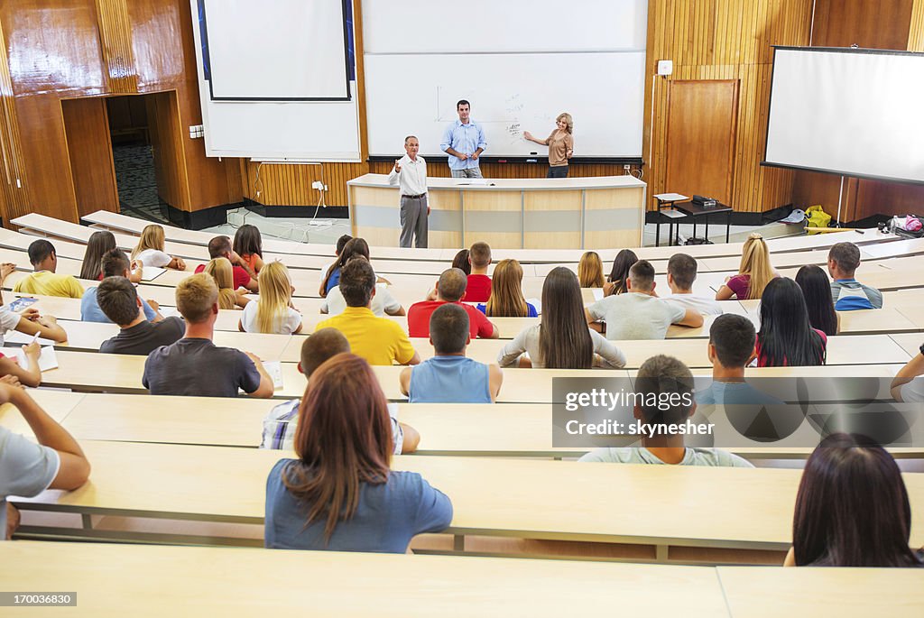 Alunos em palestra.