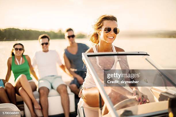 junges mädchen auf einem schnellboot. - motorboot stock-fotos und bilder