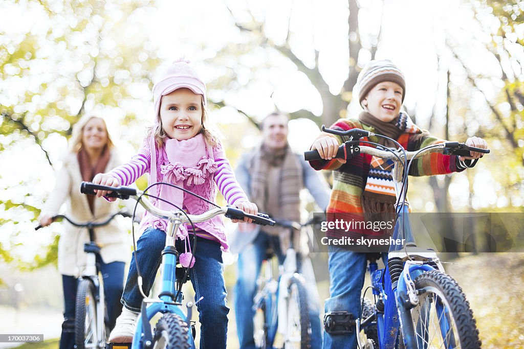 Glückliche Familie Reiten Fahrräder in der Natur.