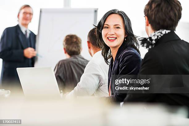 alegre mulher em um seminário. - reconversão profissional imagens e fotografias de stock