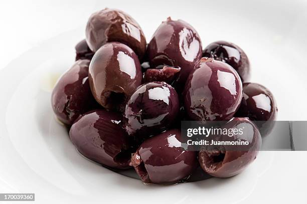 aceitunas pitted calamata - aceituna negra fotografías e imágenes de stock