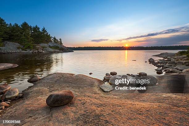 sonnenuntergang see-landschaft - kanada landschaft stock-fotos und bilder