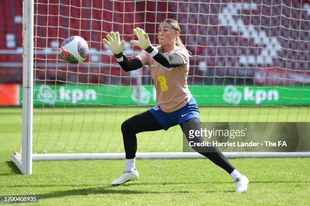 Mary Earps of England in action during a training session at Stadium Galgenwaard on September 25, 2023 in Utrecht, Netherlands.