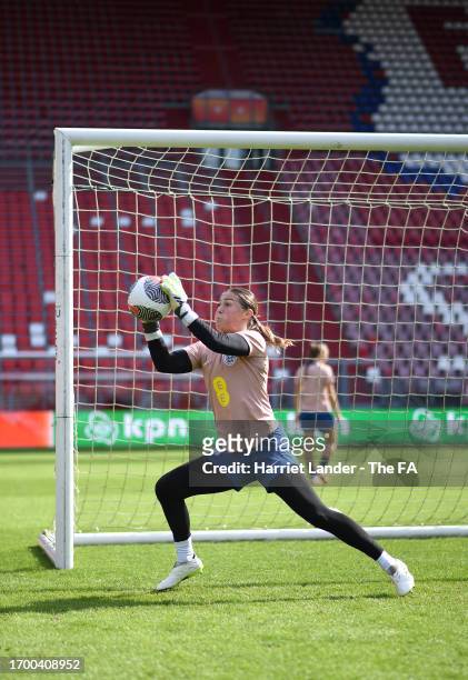 Mary Earps of England in action during a training session at Stadium Galgenwaard on September 25, 2023 in Utrecht, Netherlands.