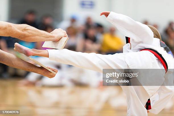 junge martial-arts-gürtel test - taekwondo stock-fotos und bilder