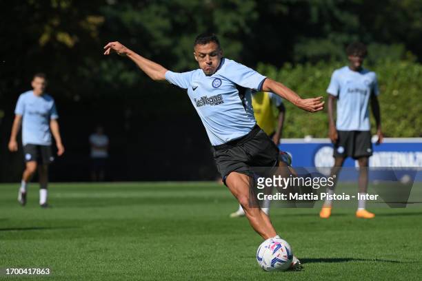 Alexis Sanchez of FC Internazionale in action during the FC Internazionale training session at Suning Training Centre at Appiano Gentile on September...