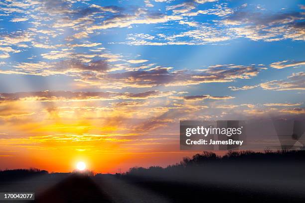 fogo laranja nascer do sol através de primavera de névoa - midwest usa imagens e fotografias de stock