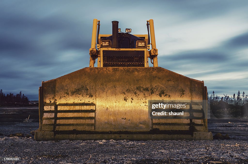 Bulldozer in der Dämmerung