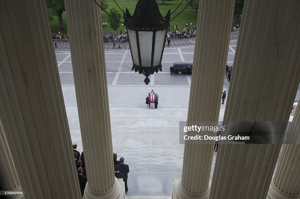 Lutenberg Members of the U.S. Army Old Guard military pall bearers carries the ...