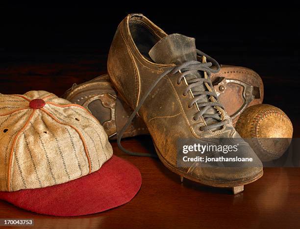 artículos en madera antiguos de béisbol - baseball cleats fotografías e imágenes de stock