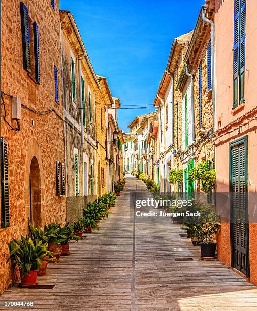 straße in alcudia (mallorca) - alley stock-fotos und bilder