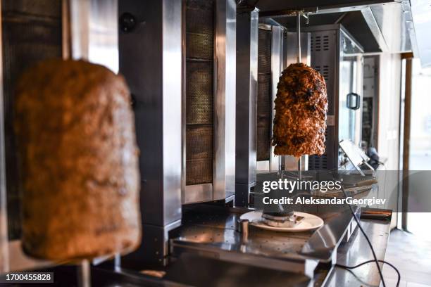 fleisch-rotisserien im döner-restaurant - shawarma stock-fotos und bilder