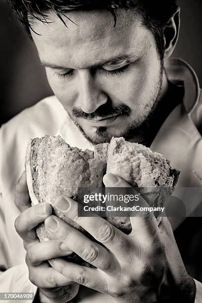 pain frais - baker smelling bread photos et images de collection