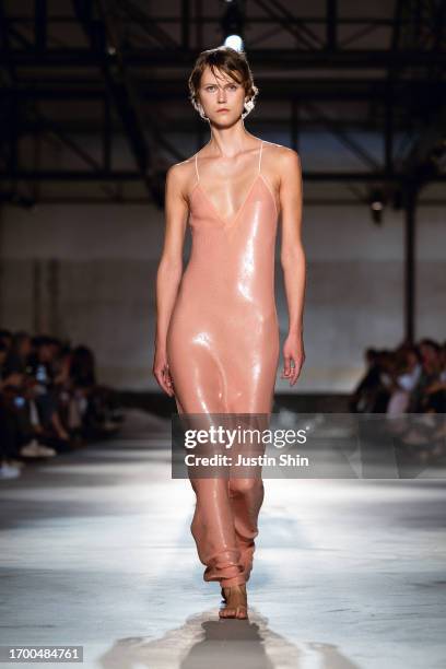 Model walks the runway at the N°21 fashion show during the Milan Fashion Week Womenswear Spring/Summer 2024 on September 20, 2023 in Milan, Italy.