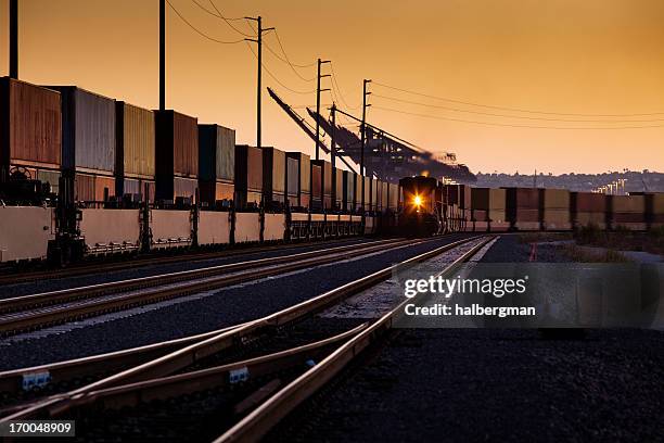コンテイナー列車 - 貨物列車 ストックフォトと画像