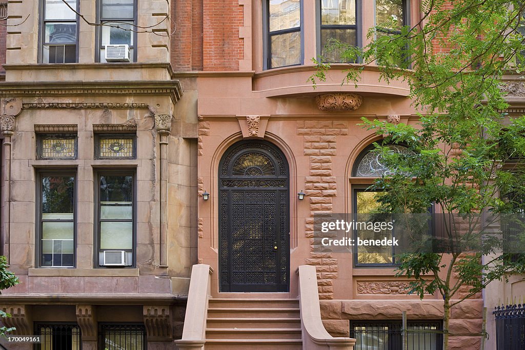 Típica casa terraplenada Brownstone, la ciudad de Nueva York