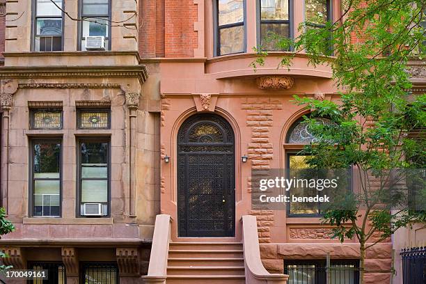 típica casa terraplenada brownstone, la ciudad de nueva york - piedra caliza fotografías e imágenes de stock