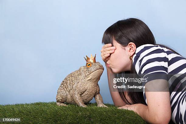 espero que são uma verdadeira príncipe! - príncipe encantado imagens e fotografias de stock