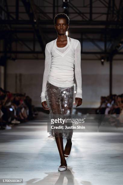 Model walks the runway at the N°21 fashion show during the Milan Fashion Week Womenswear Spring/Summer 2024 on September 20, 2023 in Milan, Italy.