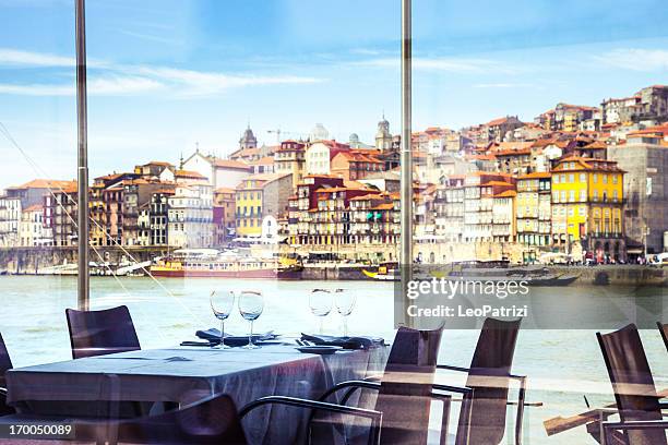 ristorante di lusso sulla riva del fiume in oporto - preparazione al parto foto e immagini stock