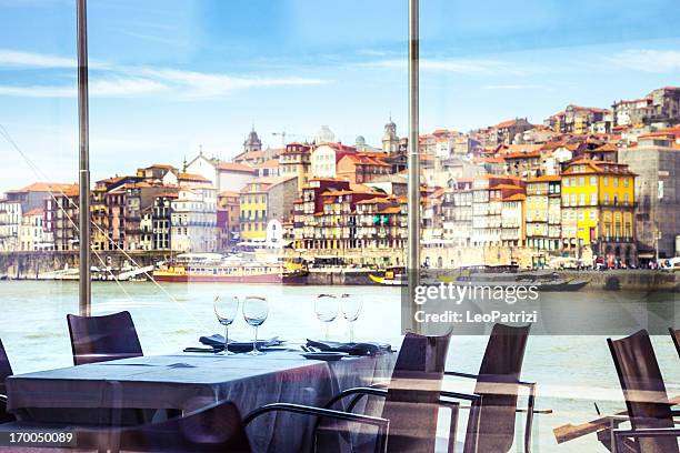 restaurante de luxo na margem do rio em oporto - distrito do porto portugal imagens e fotografias de stock