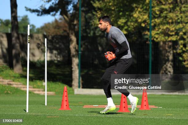 Marco Sportiello of AC Milan in action during an AC Milan training session at Milanello on September 25, 2023 in Cairate, Italy.