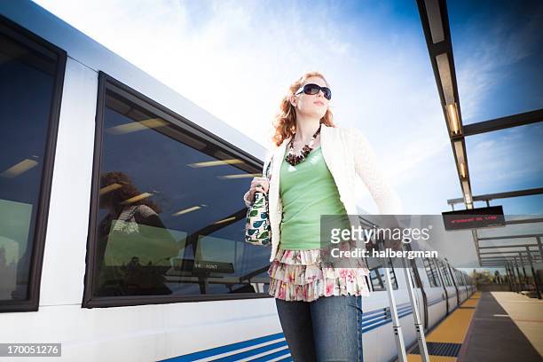 young girl at a light rail station - bart 個照片及圖片檔